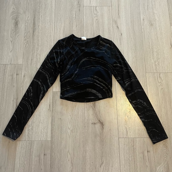 VS Pink Buttery Soft Open Back Crop - Black Reflective Long Sleeve - Picture 5 of 6